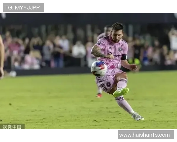 梅西在绿茵场上的精彩射门瞬间展现足球之美与激情